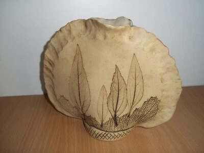 Vase Ton mit Blatteindrücken natürliches Kunsthandwerk 23 x 17 cm - Bild 1 von 4