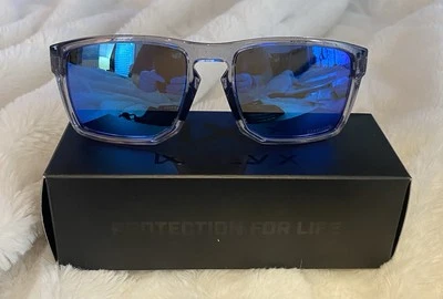 Marco gris cristal brillante con lentes espejadas CAPTIVATE™ azul polarizado Foto 1 de 4