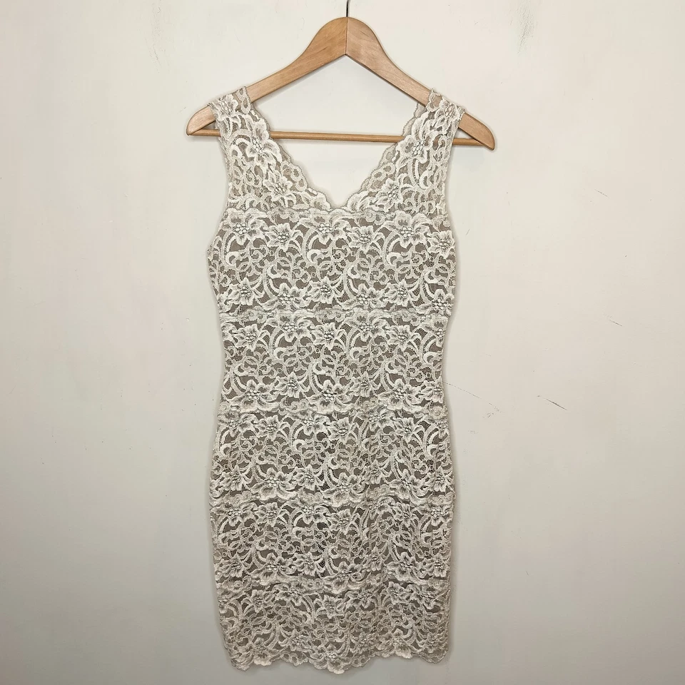 Vestido justo de renda White House Black Market mini M médio dourado coquetel - Imagem 1 de 4