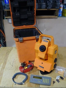 Trimble Geodimeter Pro Totalstation mit Zubehör & Koffer, GDM 610 571 202 002 - Bild 1 von 19