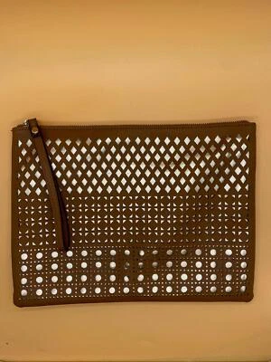 Bolso sin asas New Look marrón de imitación de cuero corte láser patrón de estrellas cartera de noche Foto 1 de 4