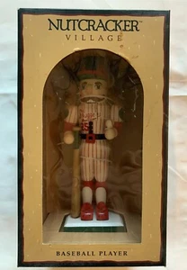 2000 NEU MAY'S DEPT STORE Nussknacker Dorf BASEBALLSPIELER 14" PUPPE NADELSTREIFEN - Bild 1 von 3