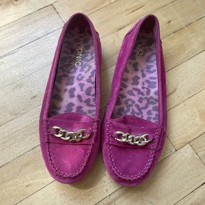 VIONIC Shoes Bright Pink Suede Leather Chain Loafer Flats Womens Size 6 slip on - Picture 1 of 10