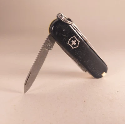 Canivete suíço Victorinox clássico SD 58mm Steelers cores preto e amarelo - Imagem 1 de 4