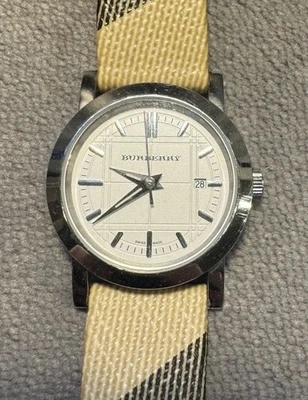 Relógio feminino Burberry 27mm mostrador branco fabricado na Suíça BU1387 - Imagem 1 de 4