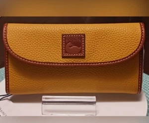Dooney & Bourke Pebble Grain Continental Clutch Geldbörse NEU mit Etikett - Bild 1 von 5