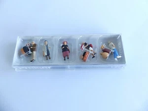 PREISER HO 1: 87 / 10459 PERSONNAGES VOYAGEURS AVEC CHARIOTS A BAGAGES - Foto 1 di 2