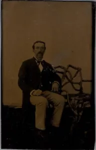 Antikes Farbfoto sitzender Mann Nest zu natürlichem Aststuhl 1860er Jahre - Bild 1 von 5