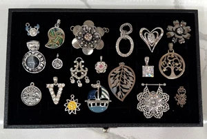 Lote de 19 piezas de dijes y colgantes tono plata estilos mixtos vintage moderno - Imagen 1 de 6