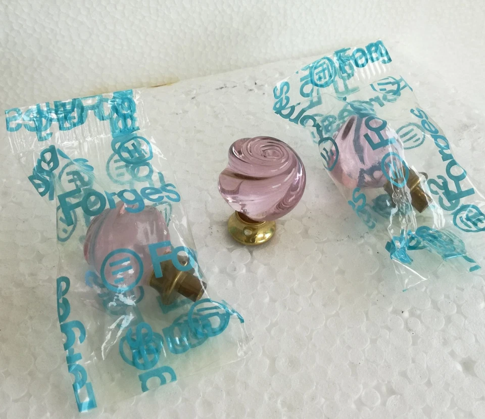 POMOLINO POMETTO CRISTALLO ROSA E OTTONE LUCIDO PER MOBILE SET 3 PEZZI.  Foto 1 de 1