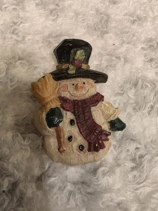 Vintage Christmas Holiday Resin Carved Frosty Snowman Brooch Pin - Picture 1 of 10
