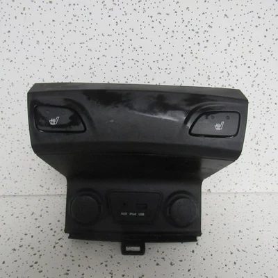 Panel de interruptor de asiento térmico para consola central de tablero negro/USB OEM 09-15 Hyundai Tucson  Foto 1 de 4