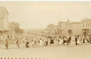 RPPC Postkarte Parade amerikanischer Kinder mit Union Jack britischen Flaggen 1920er - Bild 1 von 2