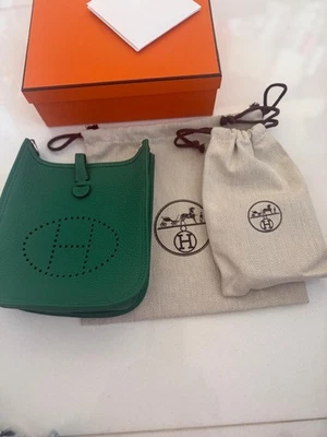 HERMÈS Mini Sac Evelyne 16 Amazone Taurillon Clemence Crossbody in Vert Vertigo - Image 1 of 4