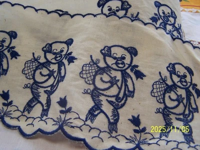 Bordure de cheminée ou d'étagère lin brodé bleu scène de petits cochons. Réf M2 - Photo 1/4