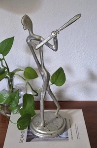 Escultura de metal bateador de béisbol acabado tono plata abstracto moderno único  - Imagen 1 de 5