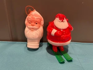 Porta caramelle Babbo Natale sugli sci vintage in plastica e panca topper Babbo Natale - Foto 1 di 7
