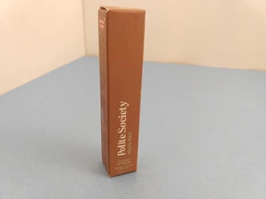 Polite Society - Polite Pout Glossy Lip Balm - French Caramel - 0,5 once - Nuovo con scatola - Foto 1 di 6