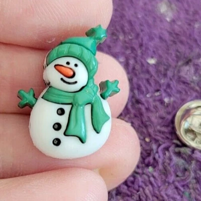 ^Christmas Snowman Green Scarf & Hat Tie Tack Lapel Pin - Perfect for the Season - Imagem 1 de 4