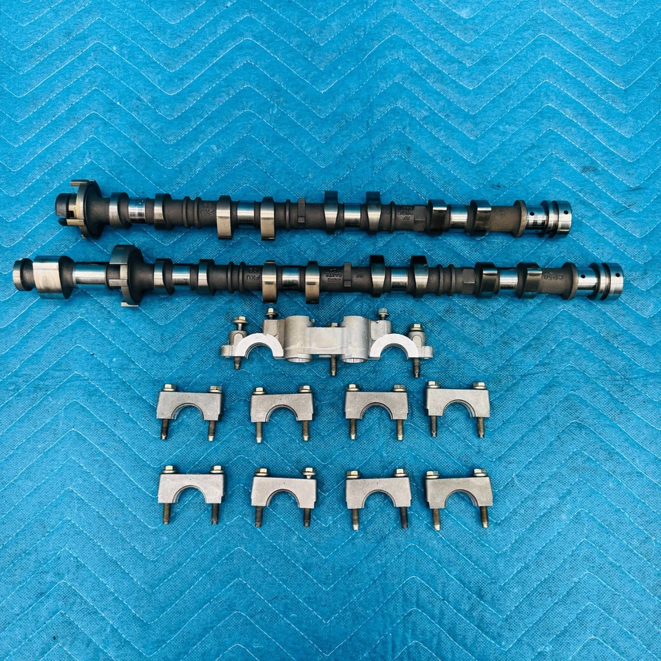 Árboles de levas de admisión y escape Ford Focus ST 2.0 2015-2018 con tapas de cojinetes OEM Foto 1 de 4