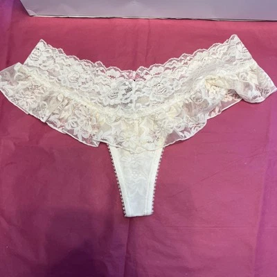 Braga descarada de malla de encaje sexy Little Things de Victoria's Secret Talla pequeña Blanco Foto 1 de 4