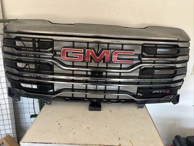GMC SIERRA 1500 AT4 2022-2024 rejilla OEM parrilla central delantera con cámara 84878064 Foto 1 de 4