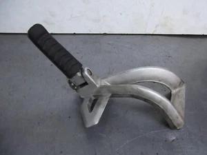 TRIUMPH TIGER 1050 LEFT-HAND REAR FOOTREST + HANGER TIGER 1050 2007-2012 - Picture 1 of 5