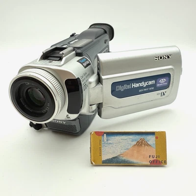SONY Handycam DCR-TRV17 Silver Camcorder Video Camera MiniDV 10x Zoom Japanese - Image 1 of 4