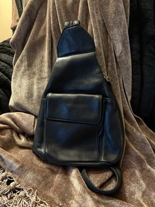 SEHR WEICHE SCHWARZE LEDERHANDTASCHE. UNZIPS IN RÜCKEN. TOP ZUSTAND!! SCHÖNE HARDWARE - Bild 1 von 8