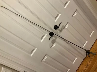 Vara de pesca Bass Pro Shops Power Plus 1009 giratória ação média grafite 66"" - Imagem 1 de 4