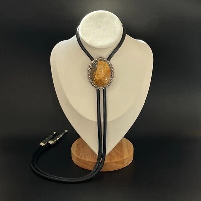 Collar de boda vaquero con base de encaje plateado y piedra marrón para hombre Bolo lazo cuerda encerada Foto 1 de 4
