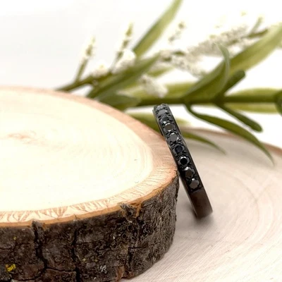 Anillo delgado de titanio negro de 3 mm banda ligera con incrustación de circonita cúbica negra Foto 1 de 4