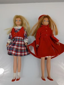 Dos muñecas Barbie Skipper vintage con abrigo de vestir # 1906 abrigo rojo acampanado vestido a cuadros - Imagen 1 de 8