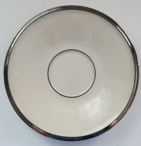 Lenox Solitär Untertasse 6" Elfenbein Farbe mit Platinrand EUC - Bild 1 von 2