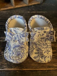 Freshly Picked Moccasins size 4 Soft Sole Shoes Blue White Paisley Bow Mocc New - Picture 1 of 8