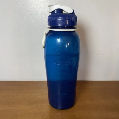 Garrafa de água plástica Rubbermaid azul 32 oz com tampa flip top 7M23 e alça para os dedos - Imagem 1 de 4