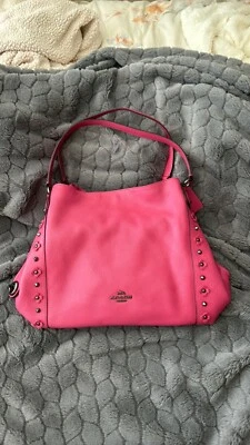 Coach Edie 31 - Rosa intenso con remaches florales Foto 1 de 4