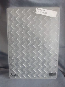 Estampación de 6 1/2" X 4 1/2" Impresiones Texturizadas Chevron Carpeta de Grabado Uso - Imagen 1 de 2