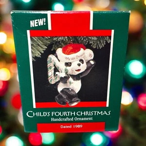 Vintage Hallmark Child’s 4th Christmas Panda Ornament 1989 Neu im Karton - Bild 1 von 8