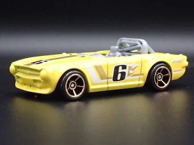 1968-1976 TRIUMPH TR6 Convertibile Giallo 1:64 Diorama Scala Modellino Auto - Immagine 1 di 4
