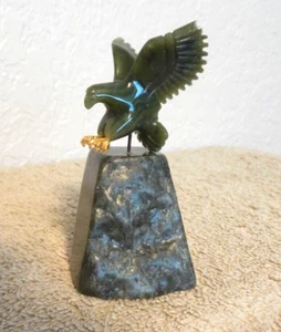 Aquila e base in giada nefrite verde Alaska intagliata con artigli dorati - ECCELLENTE - Foto 1 di 5