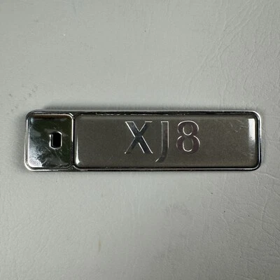 98-03 Jaguar XJ8 X308 Tapa trasera derecha maletero “XJ8” emblema insignia placa de identificación logotipo OEM Foto 1 de 4
