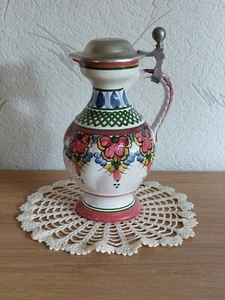 Handbemalter Henkelkrug mit Zinndeckel, ca. 20 cm - Bild 1 von 6