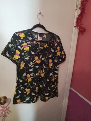 Blusa Médica Estampada de Winnie The Pooh para Mujer Foto 1 de 4