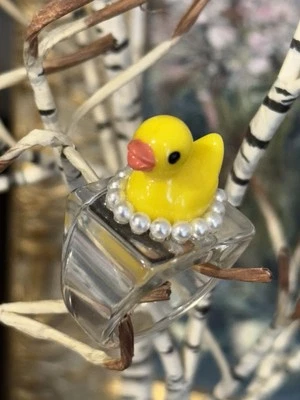 Lindo Anillo de Goma Pato Pato Perla Amarilla Talla 7 Retro Funky Divertido Moda Resina Foto 1 de 4