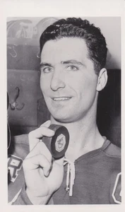 1963 Pressefoto NY Rangers Hockey Andy Bathgate bindet Bilanz, zeigt Puck - Bild 1 von 2