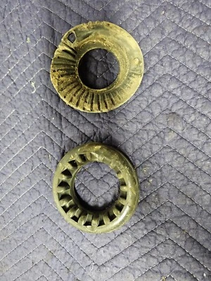 2012-18 FORD FOCUS MOLA HELICOIDAL TRASEIRA DIREITA/ESQUERDA ISOLADOR DE MONTAGEM INFERIOR E SUPERIOR FABRICANTE DE EQUIPAMENTO ORIGINAL - Imagem 1 de 2