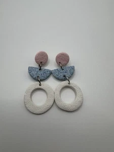 Pastel Polymer Clay Earrings – Speckled Blue, Pink & White Dangle Art Studs - Bild 1 von 4