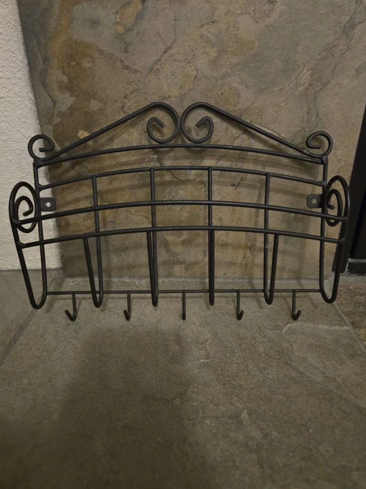 Organizador de correo Spectrum Scroll montado en la pared con ganchos para llaves, entrada de montaje en pared... Foto 1 de 4