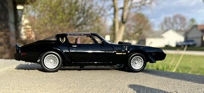 Road Signature 1/18 Scale Diecast - 92378 1979 Pontiac Firebird Trans Am Black - Image 1 of 4